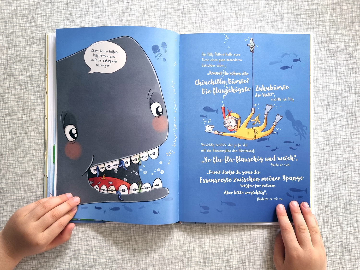 Kinderhände blättern im Kinderbuch Tante Tilda